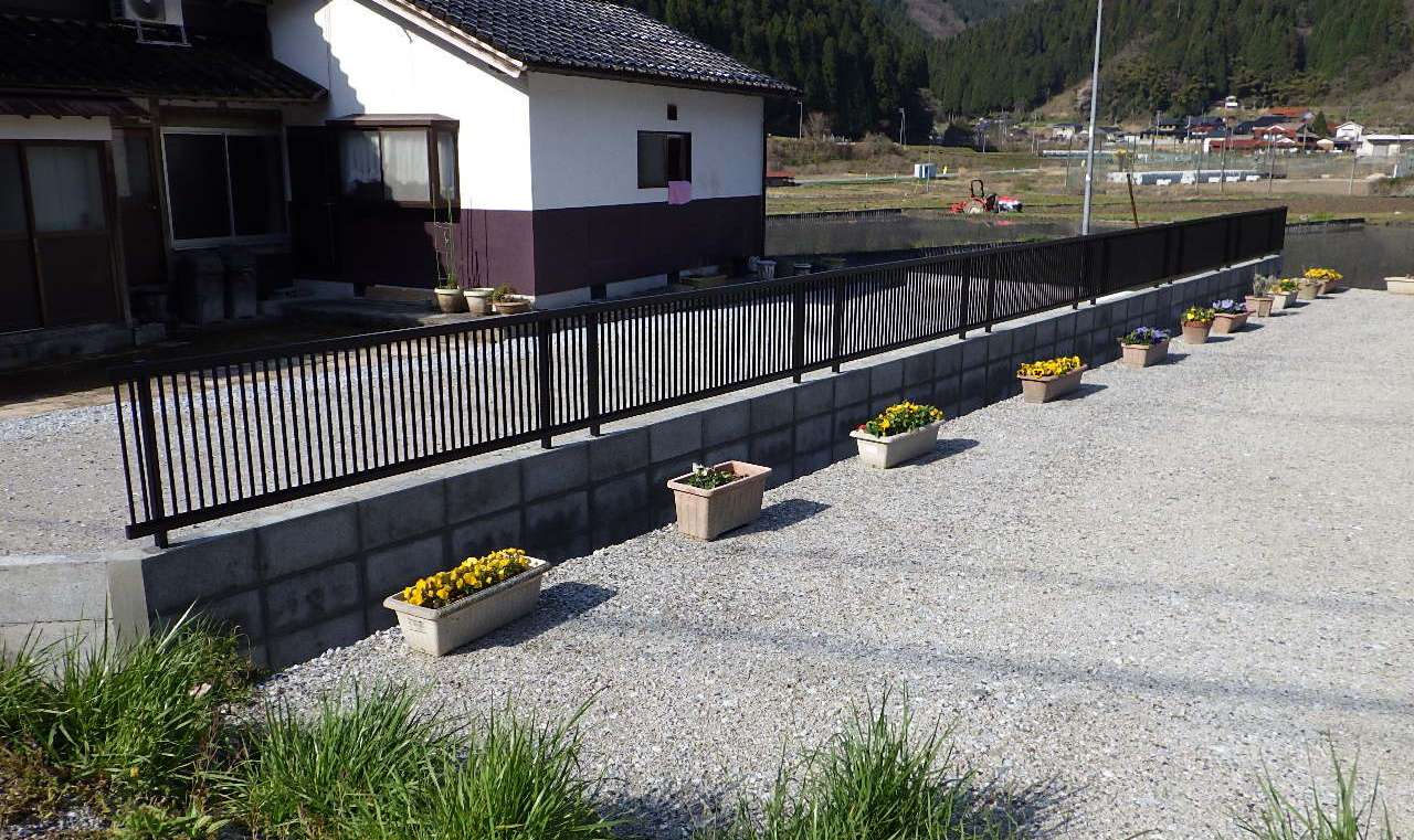 敷地内の造成 フェンスの取付工事 株式会社上田建設